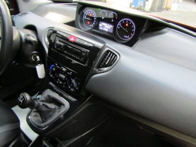 Lancia Ypsilon 1.2 69 CV 5 porte Platinum (17)