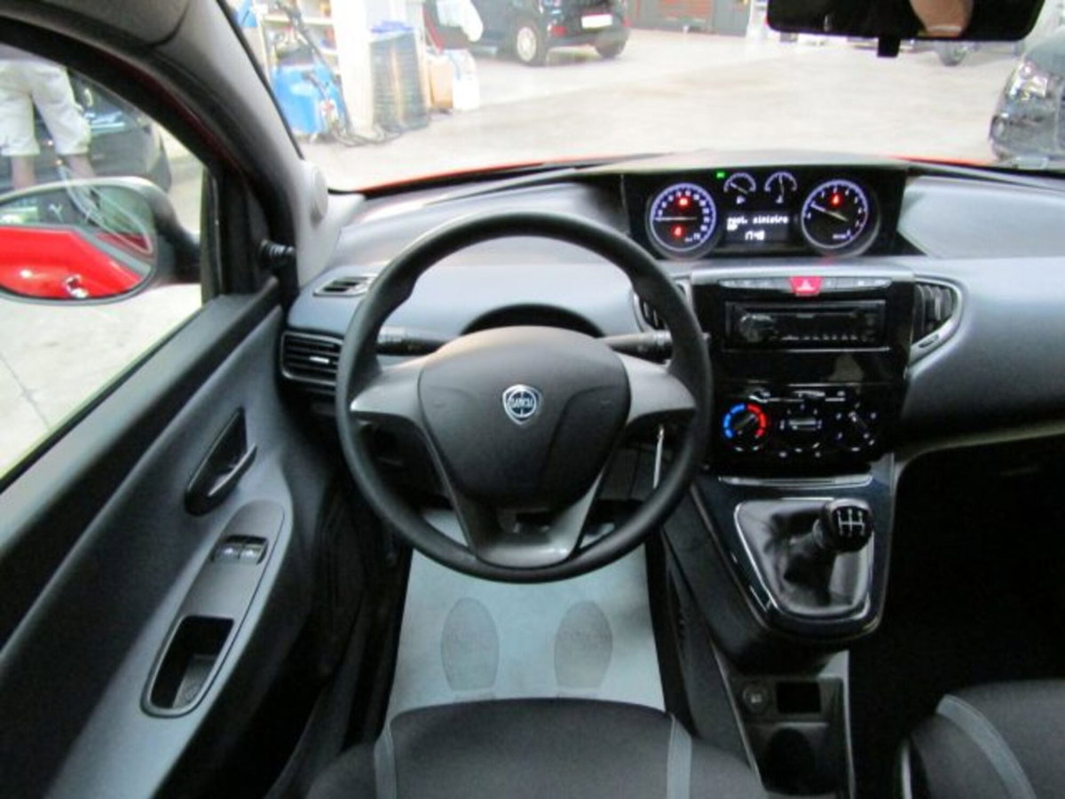Lancia Ypsilon 1.2 69 CV 5 porte Platinum (19)