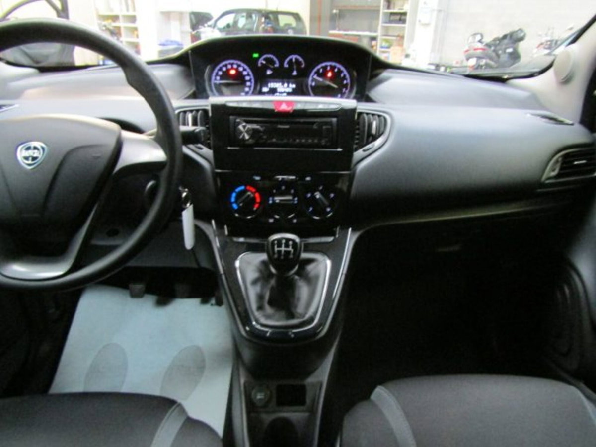 Lancia Ypsilon 1.2 69 CV 5 porte Platinum (20)