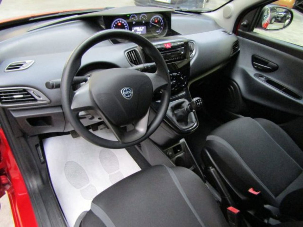 Lancia Ypsilon 1.2 69 CV 5 porte Platinum (8)