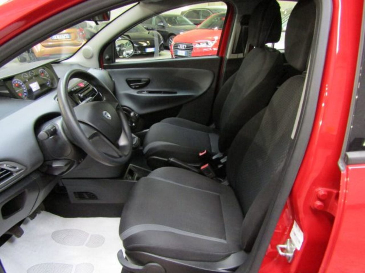 Lancia Ypsilon 1.2 69 CV 5 porte Platinum (9)