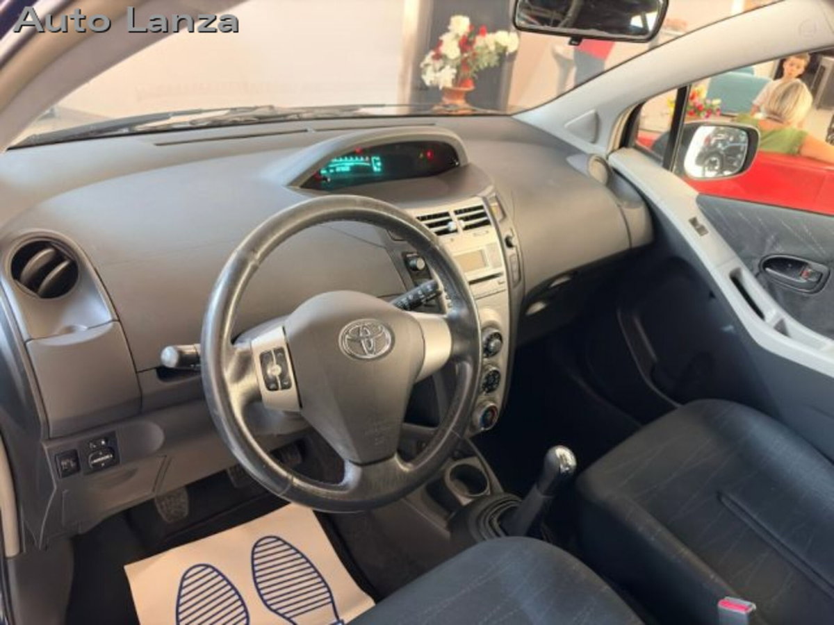 Toyota Yaris 1.3 5 porte Luna (5)