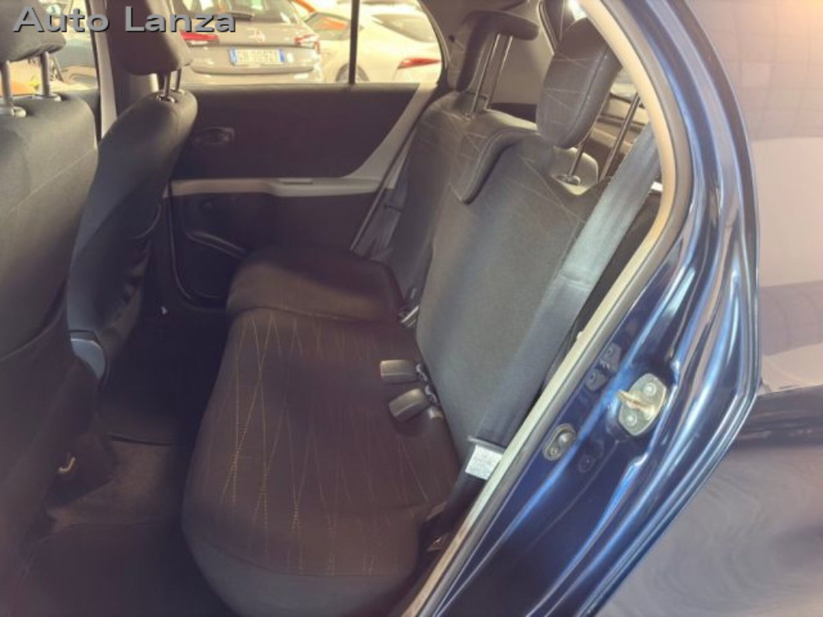 Toyota Yaris 1.3 5 porte Luna (7)