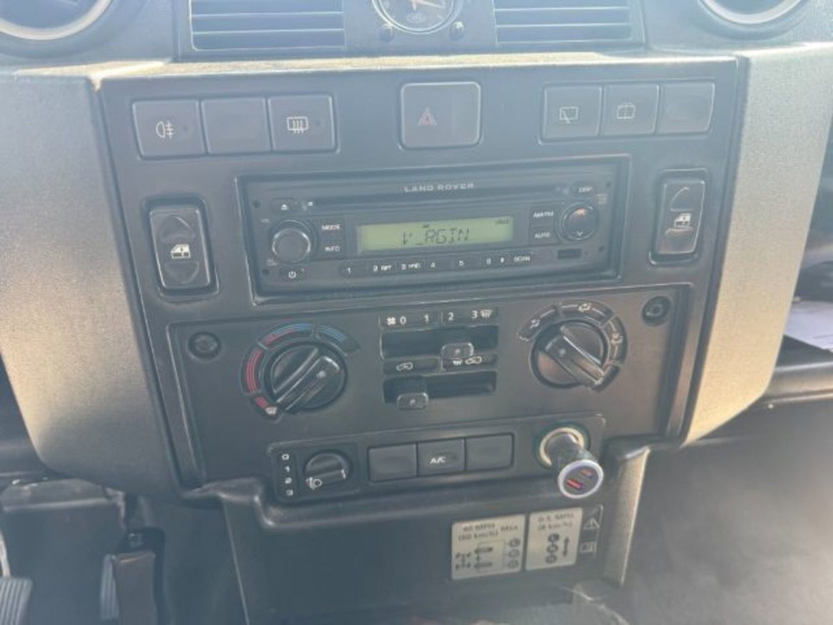 Land Rover Defender 110 2.4 TD4 Station Wagon SE (12)