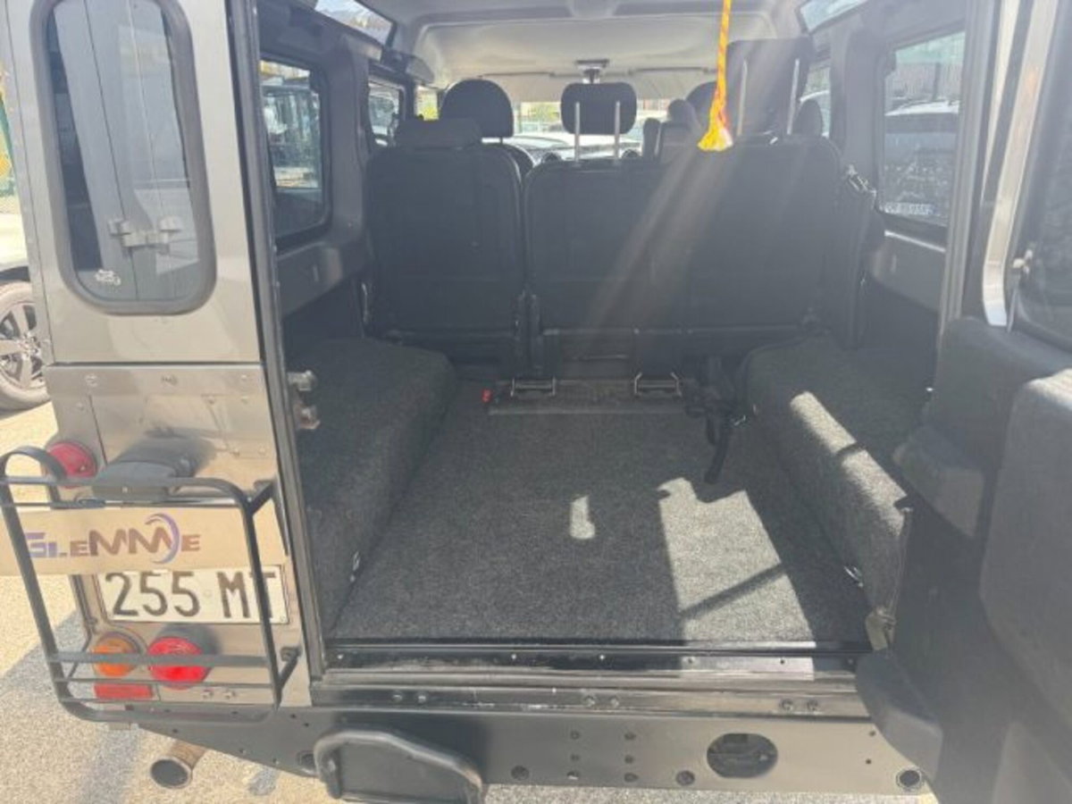 Land Rover Defender 110 2.4 TD4 Station Wagon SE (13)
