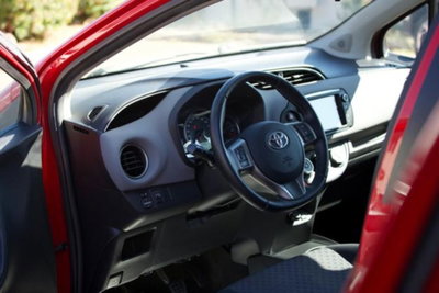 Toyota Yaris 1.0 5 porte Active (9)