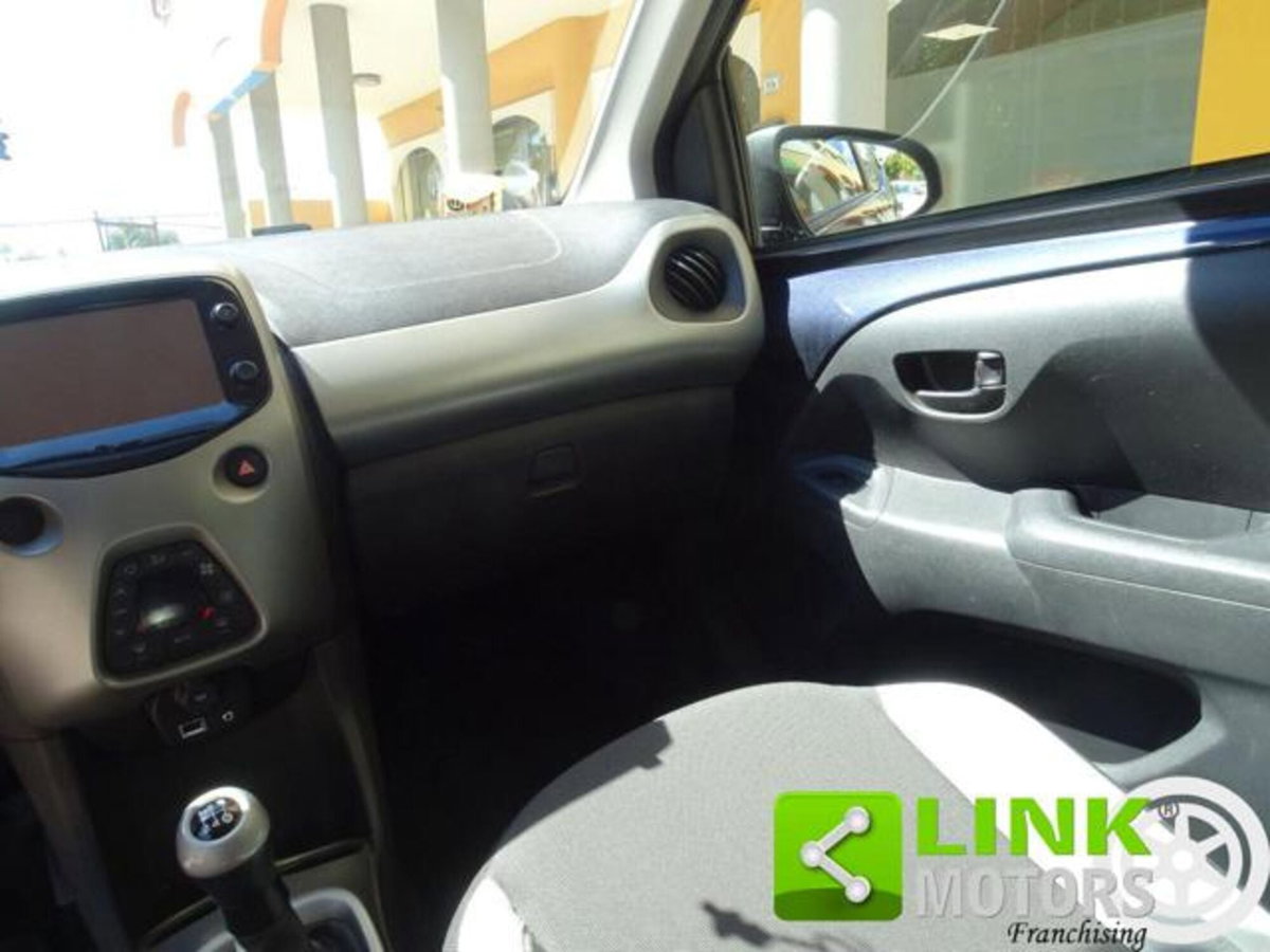 Toyota Aygo 1.0 VVT-i 69 CV 5 porte x-pure (11)