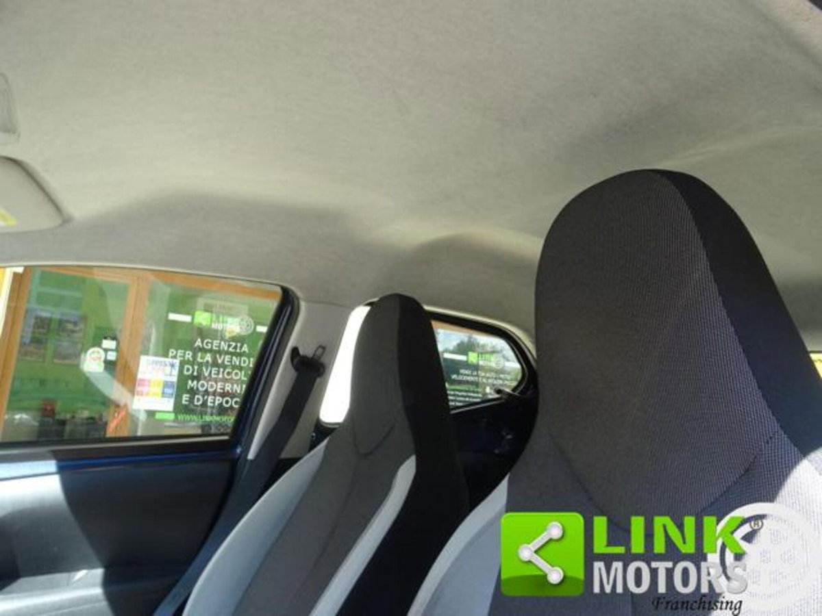 Toyota Aygo 1.0 VVT-i 69 CV 5 porte x-pure (12)