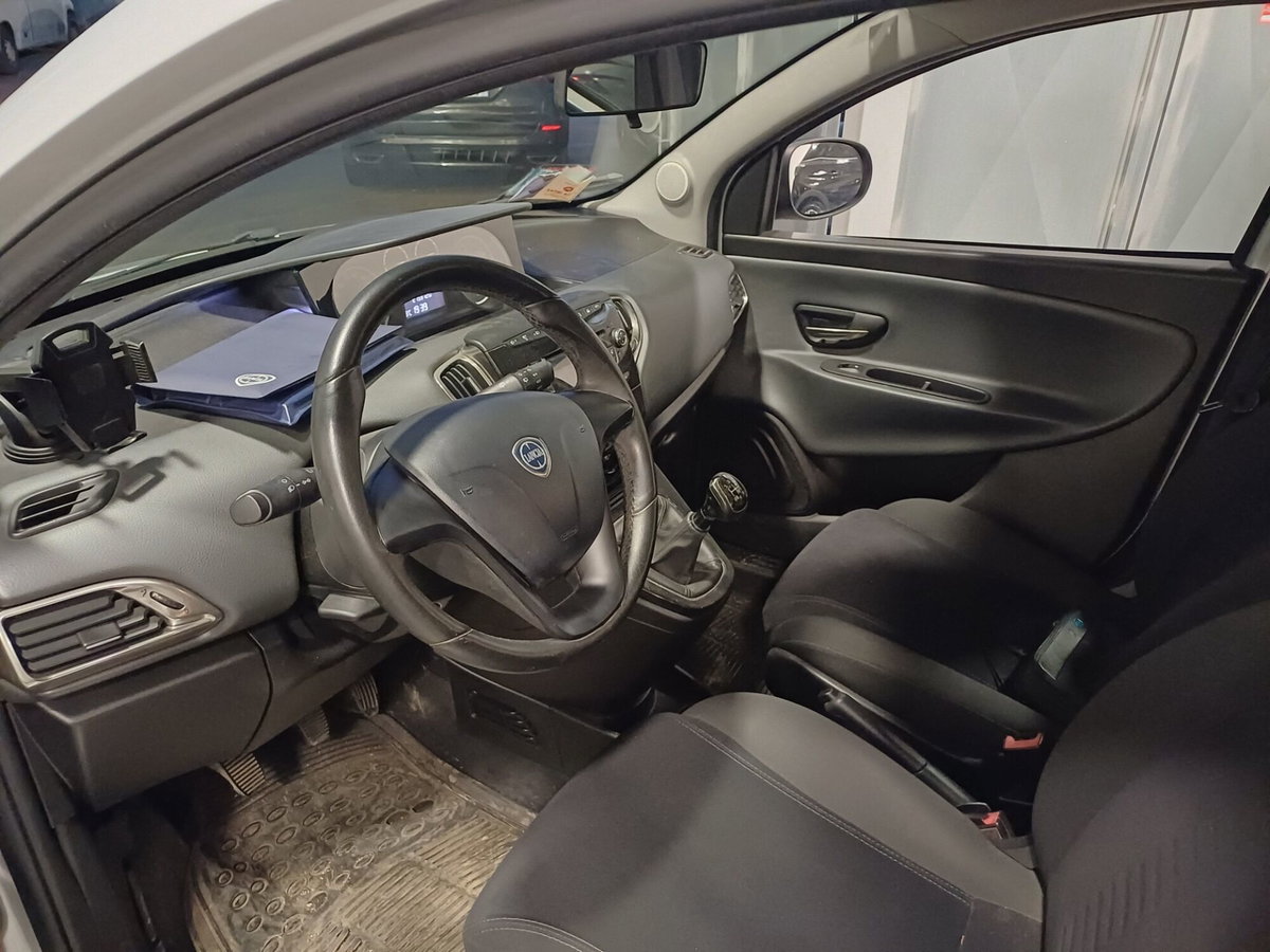 Lancia Ypsilon 1.3 MJT 16V 95 CV 5 porte S&S Platinum (5)