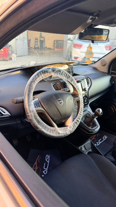 Lancia Ypsilon 1.2 69 CV 5 porte Platinum (10)