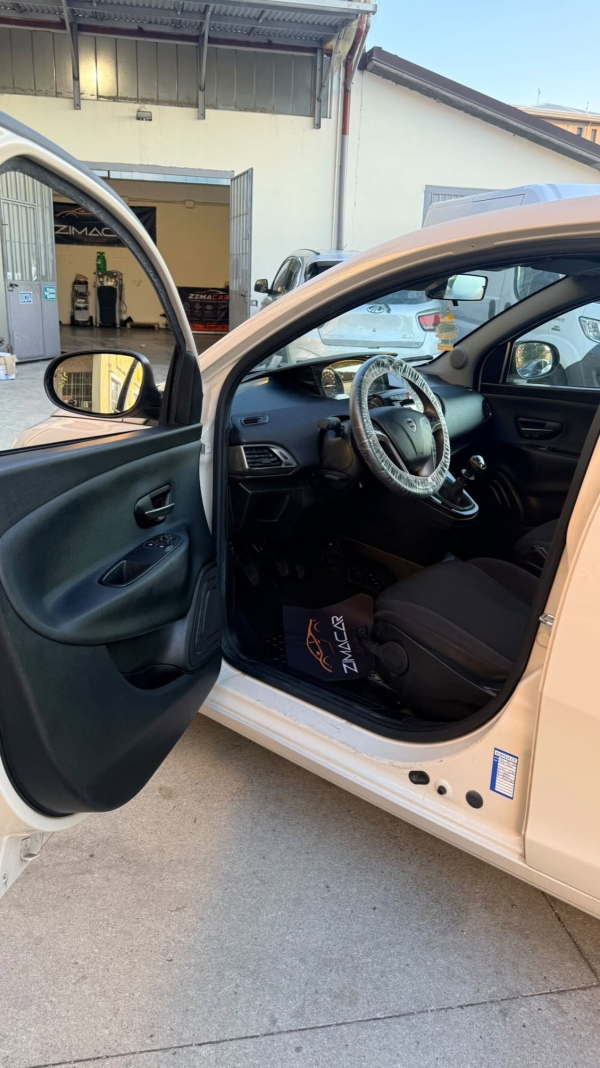 Lancia Ypsilon 1.2 69 CV 5 porte Platinum (14)