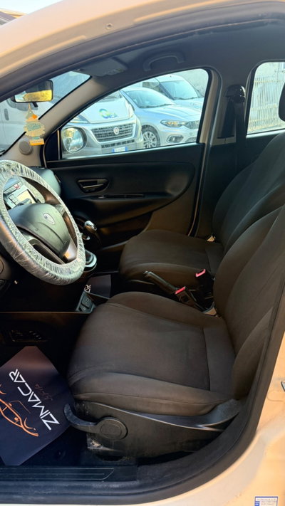 Lancia Ypsilon 1.2 69 CV 5 porte Platinum (9)