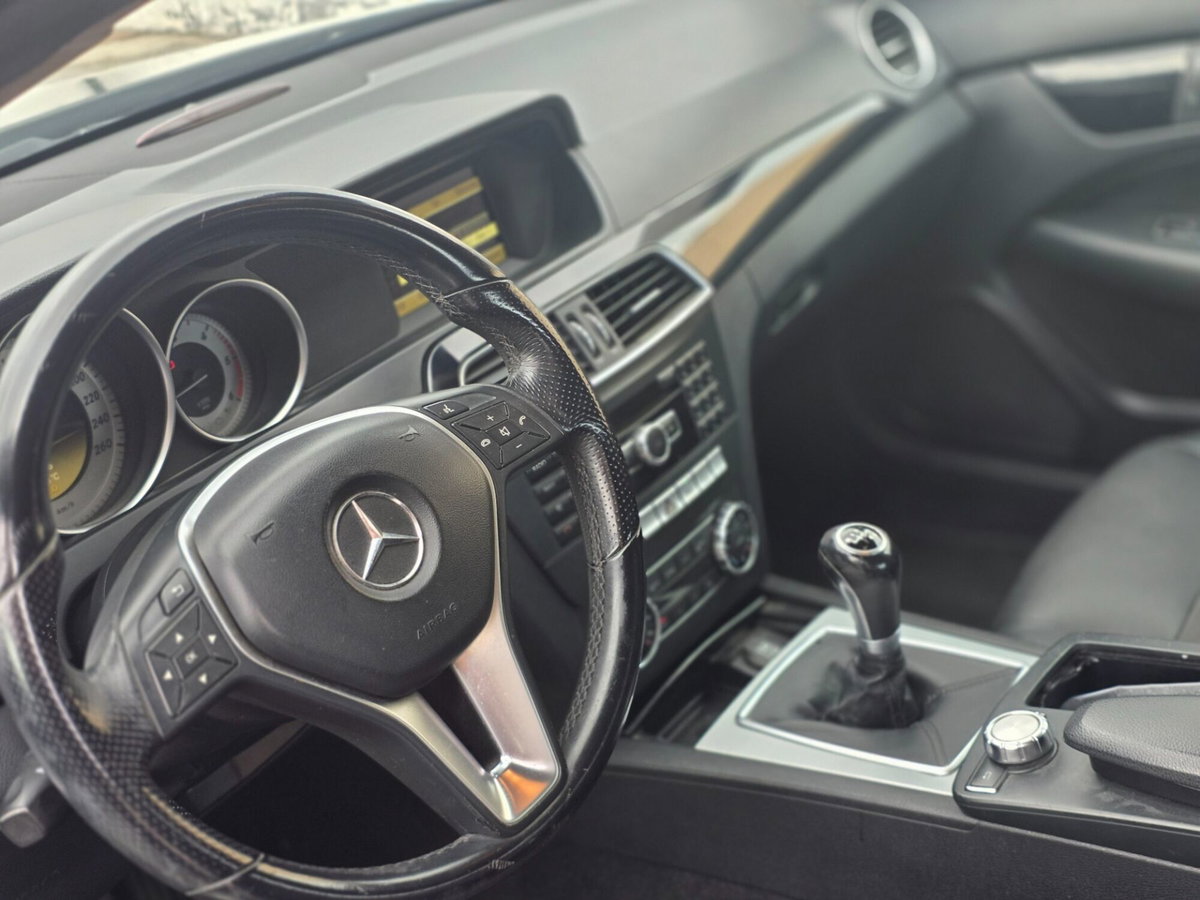 Mercedes-Benz Classe C Coupé 220 CDI BlueEFFICIENCY Coupé Avantgarde (10)