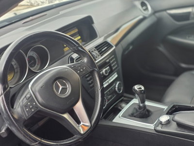 Mercedes-Benz Classe C Coupé 220 CDI BlueEFFICIENCY Coupé Avantgarde (10)