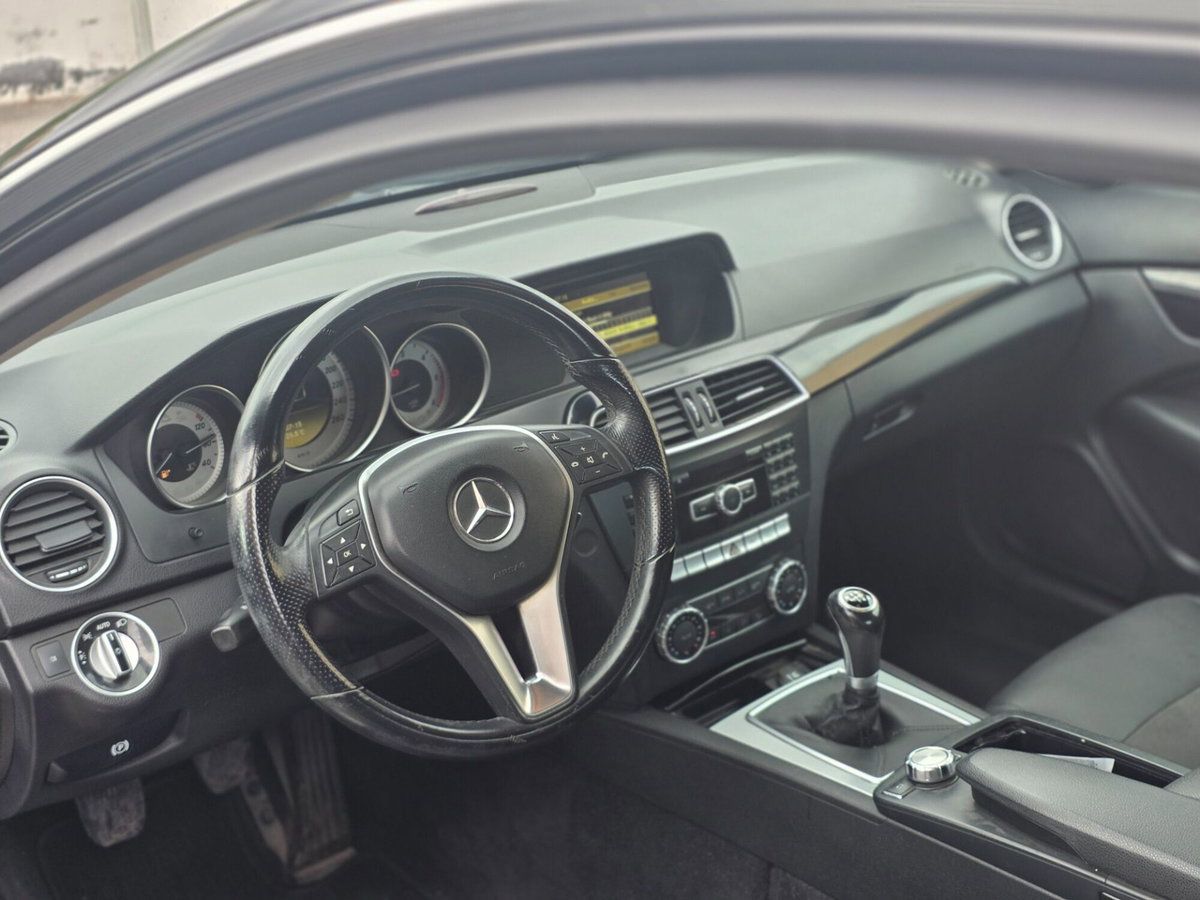 Mercedes-Benz Classe C Coupé 220 CDI BlueEFFICIENCY Coupé Avantgarde (8)