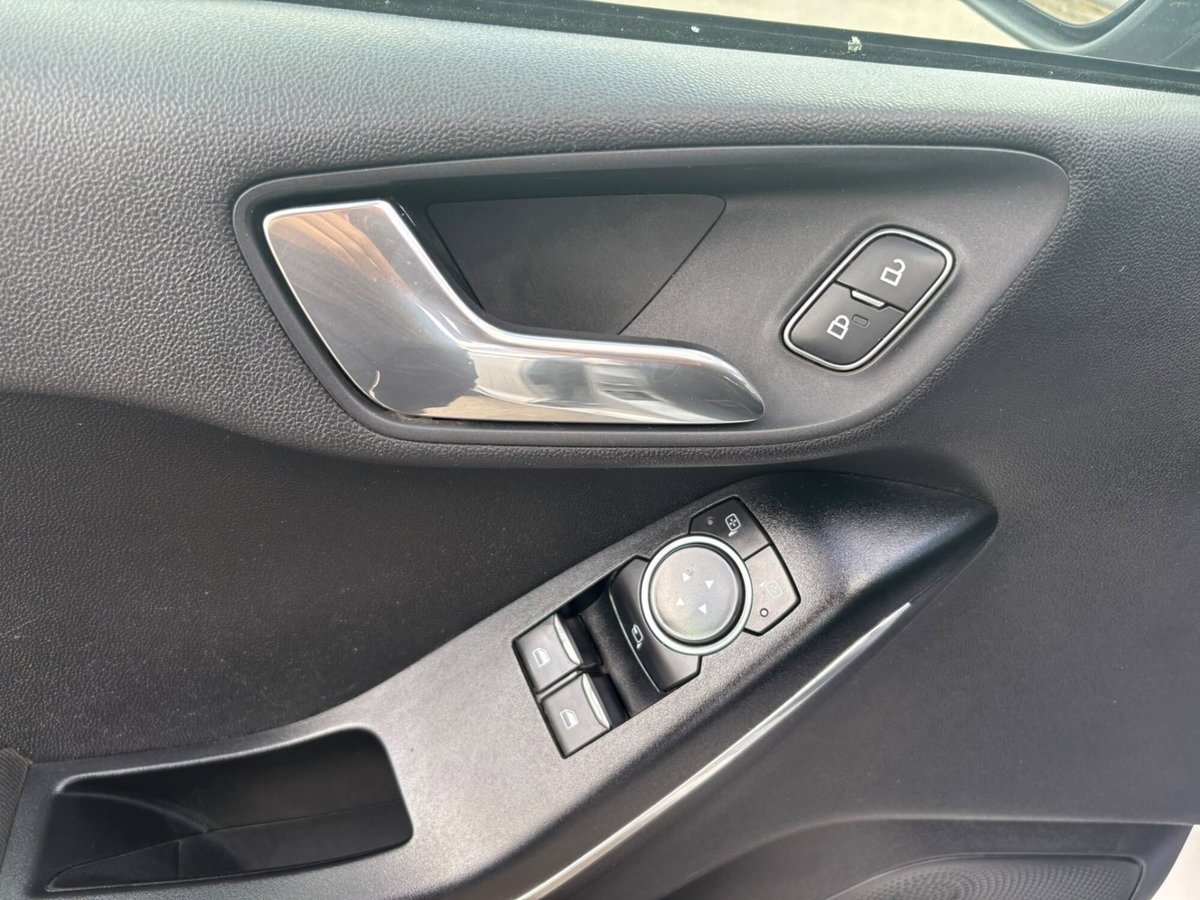 Ford Fiesta 1.5 TDCi 5 porte Titanium (9)