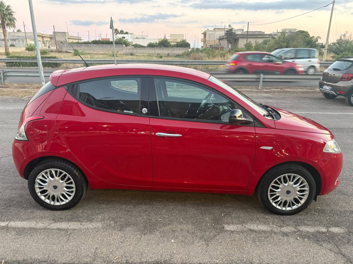 Lancia Ypsilon 1.2 69 CV 5 porte GPL Ecochic Silver (4)
