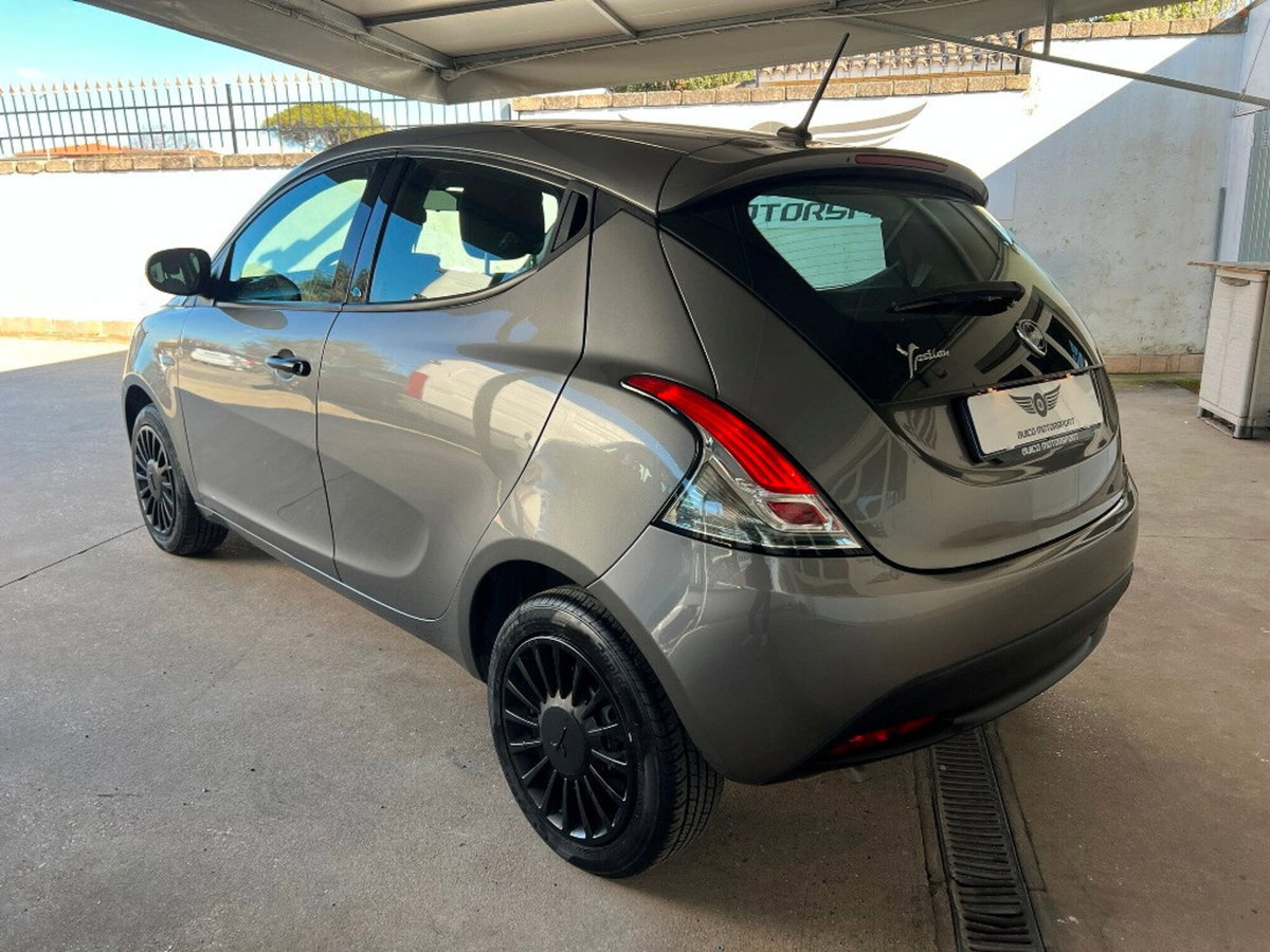Lancia Ypsilon 1.2 69 CV 5 porte Elefantino Blu (4)
