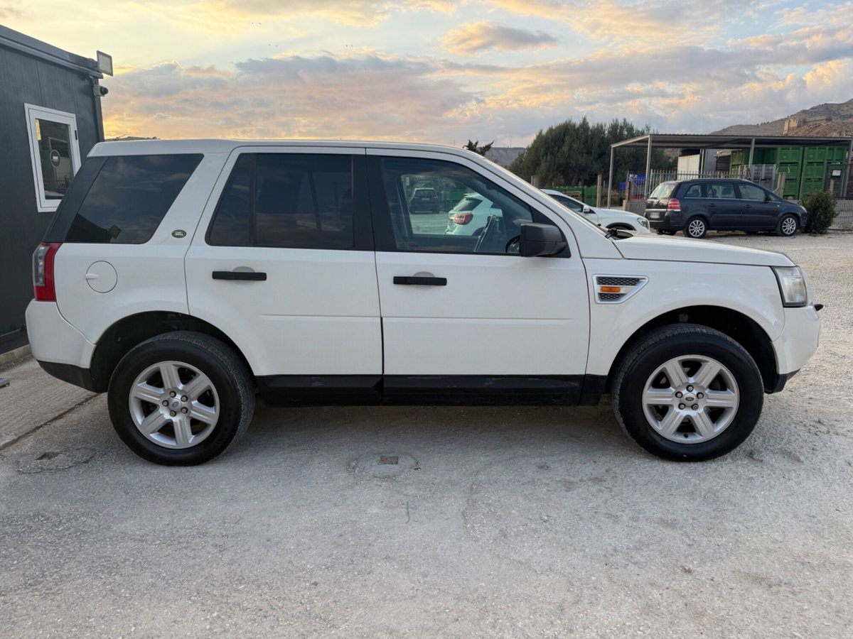 Land Rover Freelander 2.2 TD4 S.W. E (4)