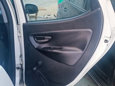 Lancia Ypsilon 0.9 TwinAir 85 CV 5 porte Metano Ecochic Gold (10)
