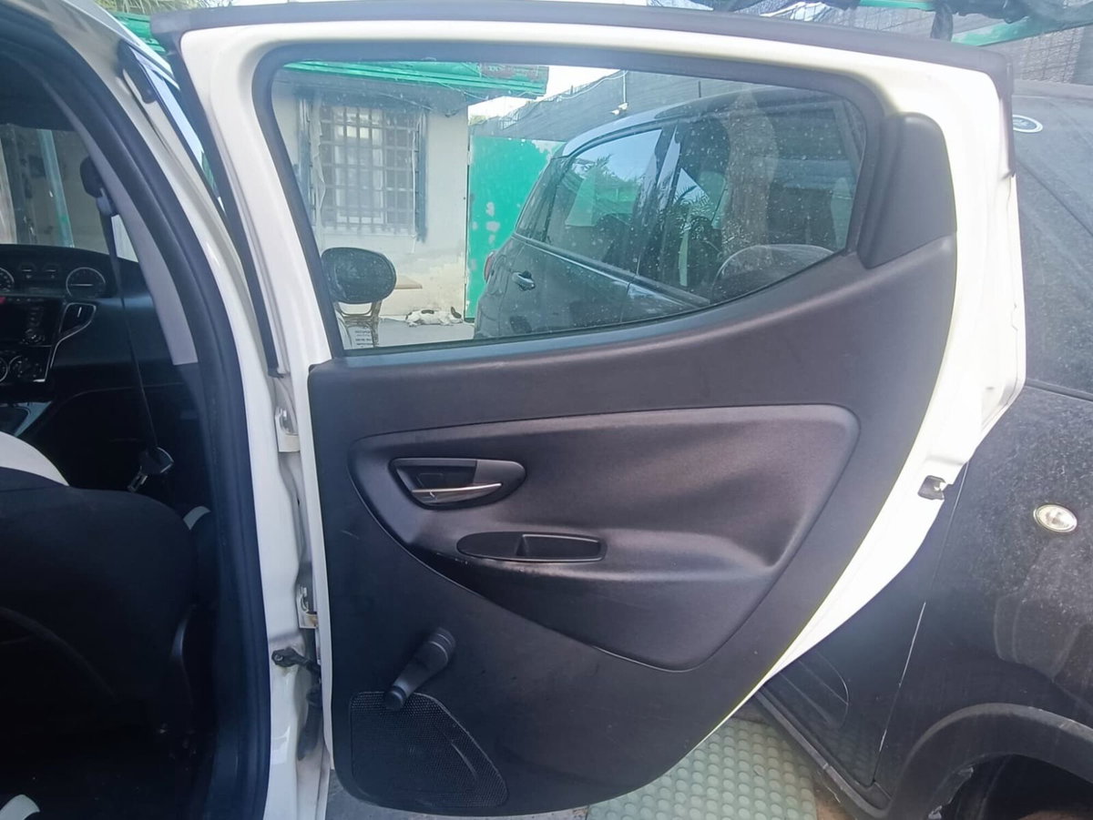 Lancia Ypsilon 0.9 TwinAir 85 CV 5 porte Metano Ecochic Gold (12)