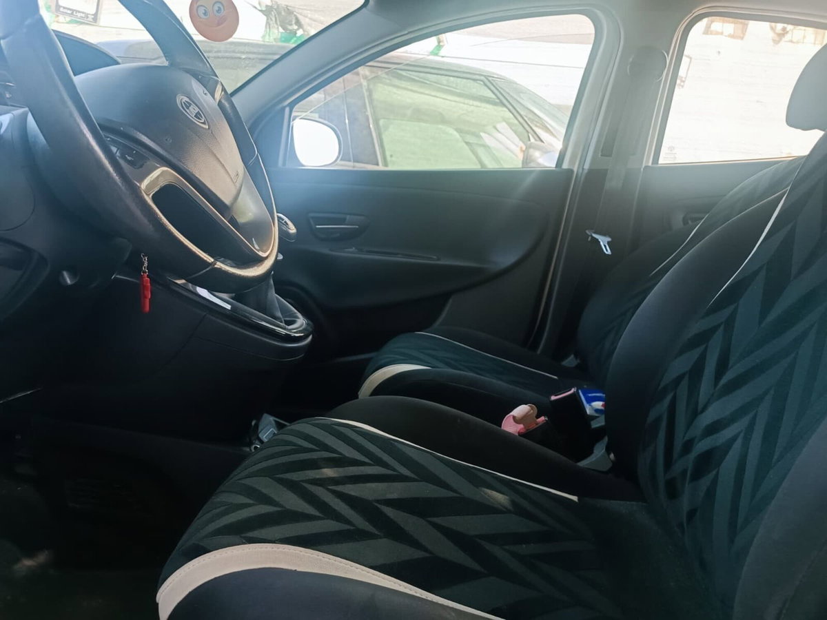 Lancia Ypsilon 0.9 TwinAir 85 CV 5 porte Metano Ecochic Gold (16)