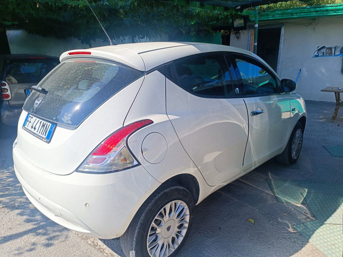 Lancia Ypsilon 0.9 TwinAir 85 CV 5 porte Metano Ecochic Gold (2)