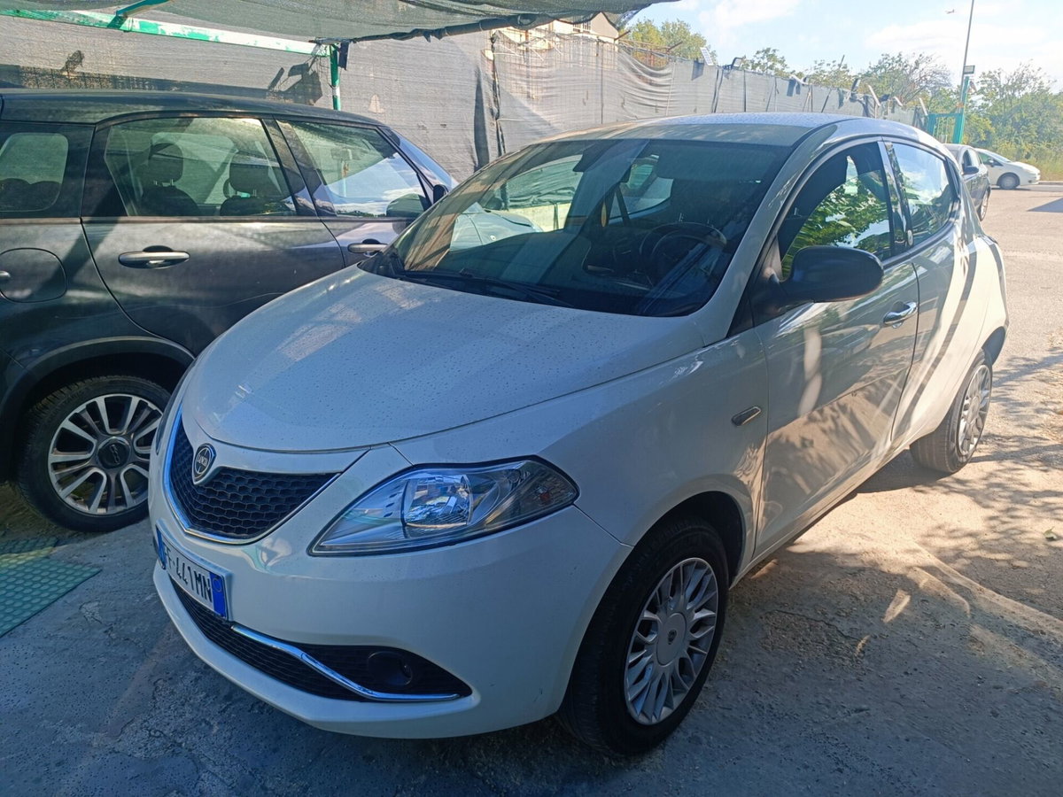 Lancia Ypsilon 0.9 TwinAir 85 CV 5 porte Metano Ecochic Gold (4)