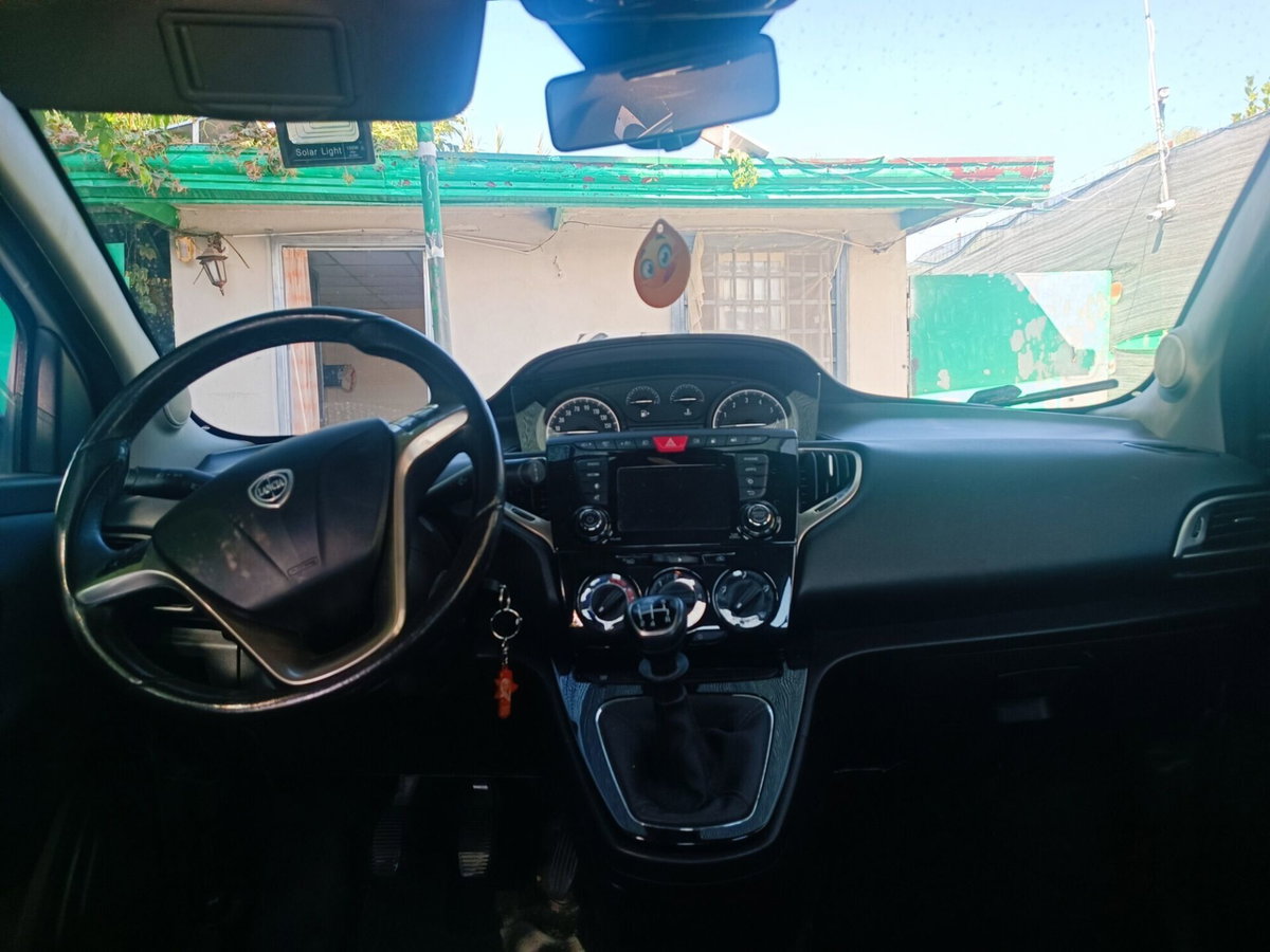 Lancia Ypsilon 0.9 TwinAir 85 CV 5 porte Metano Ecochic Gold (7)