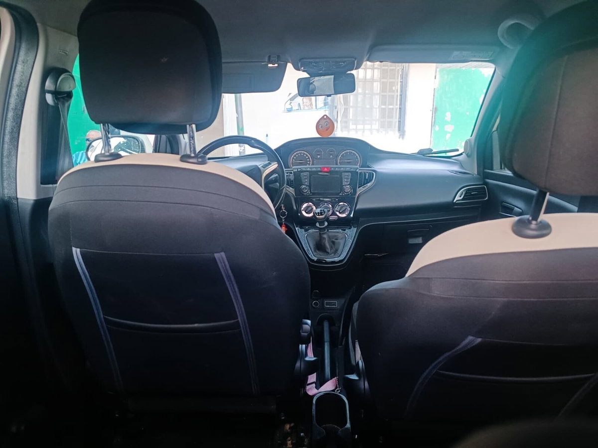 Lancia Ypsilon 0.9 TwinAir 85 CV 5 porte Metano Ecochic Gold (9)
