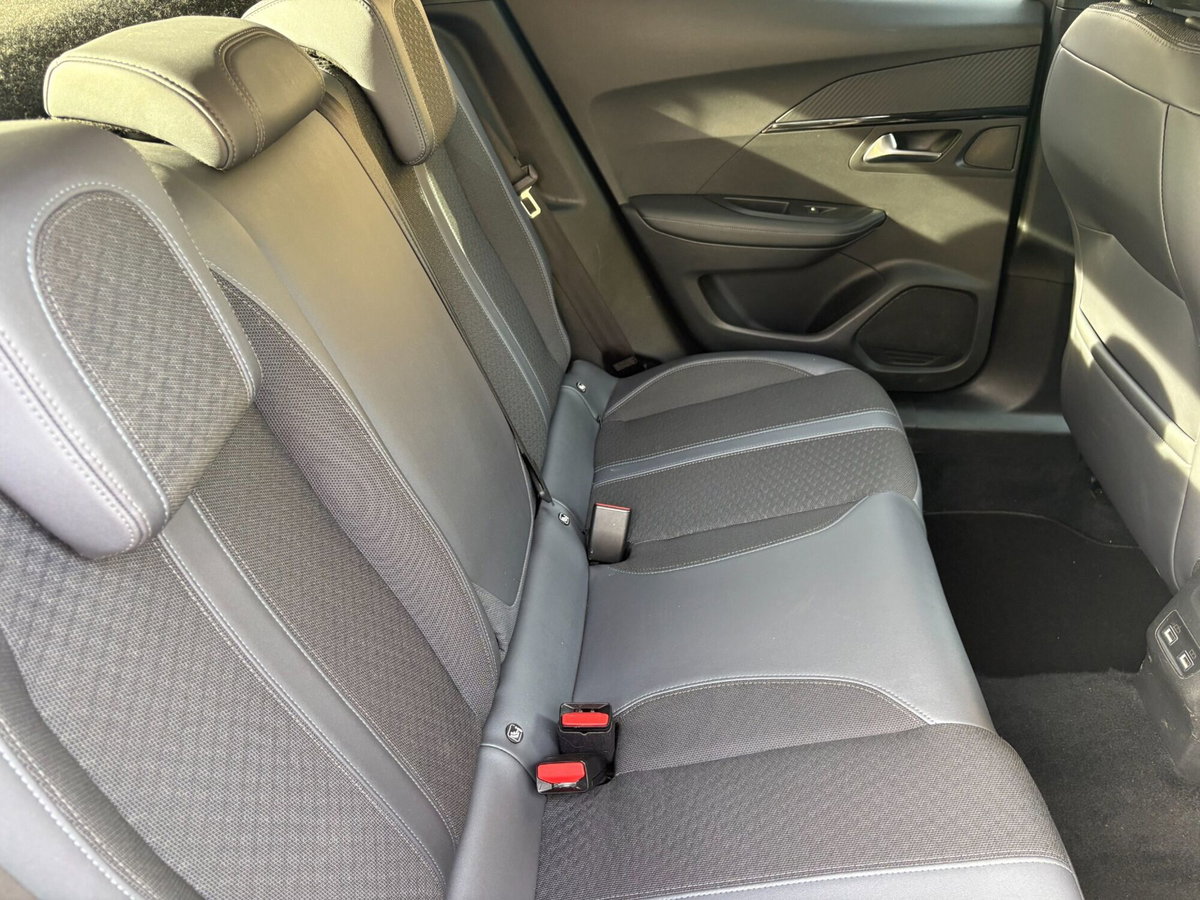 Peugeot 2008 BlueHDi 100 S&S Allure (9)