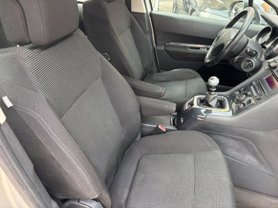 Peugeot 5008 1.6 HDi 112CV Premium (8)
