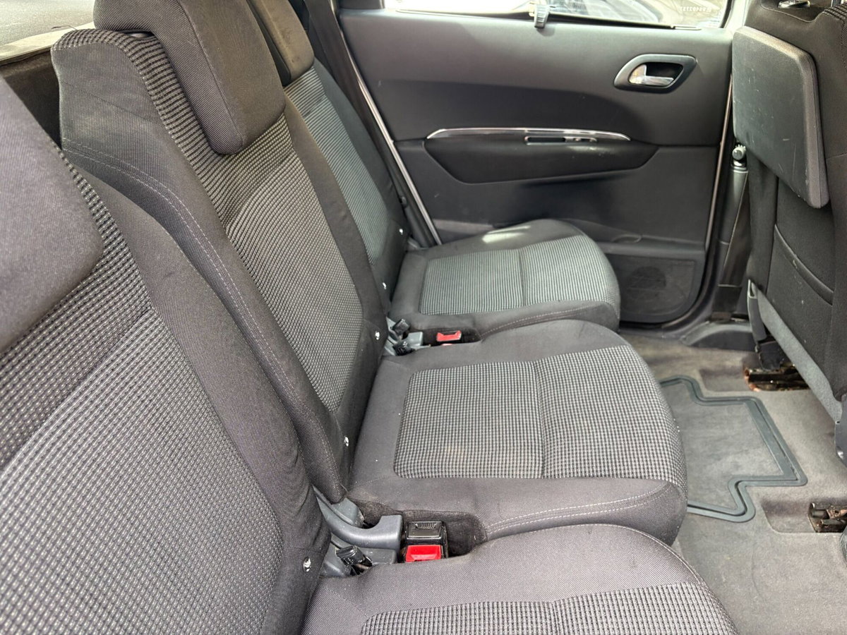 Peugeot 5008 1.6 HDi 112CV Premium (9)