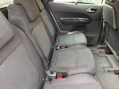Peugeot 5008 1.6 HDi 112CV Premium (9)