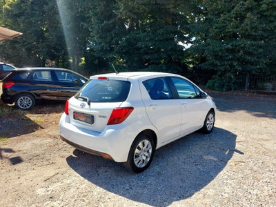 Toyota Yaris 1.D-4D 5 porte Cool (2)