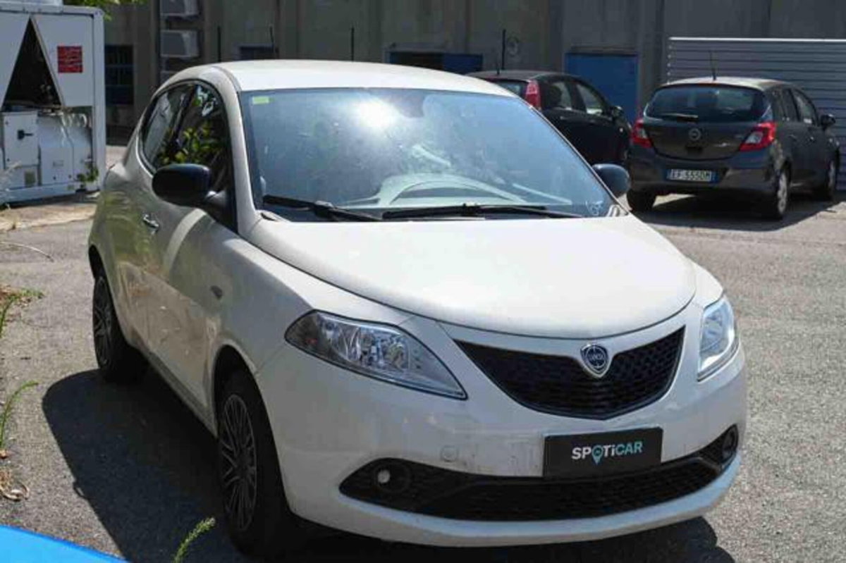 Lancia Ypsilon 1.0 FireFly 5 porte S&S Hybrid Gold Plus (2)