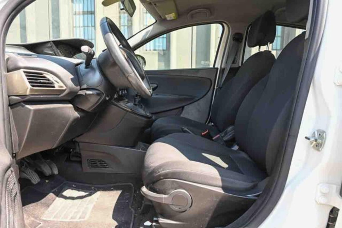 Lancia Ypsilon 1.0 FireFly 5 porte S&S Hybrid Gold Plus (8)