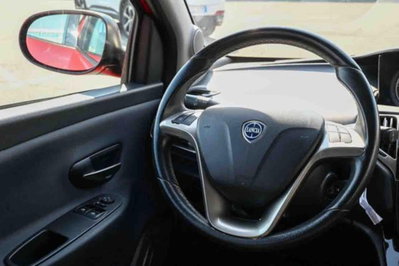 Lancia Ypsilon 1.2 69 CV 5 porte Gold (12)