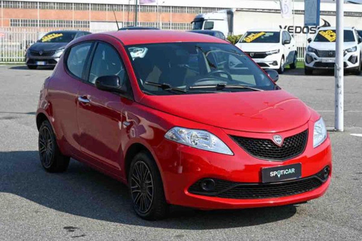 Lancia Ypsilon 1.2 69 CV 5 porte Gold (2)