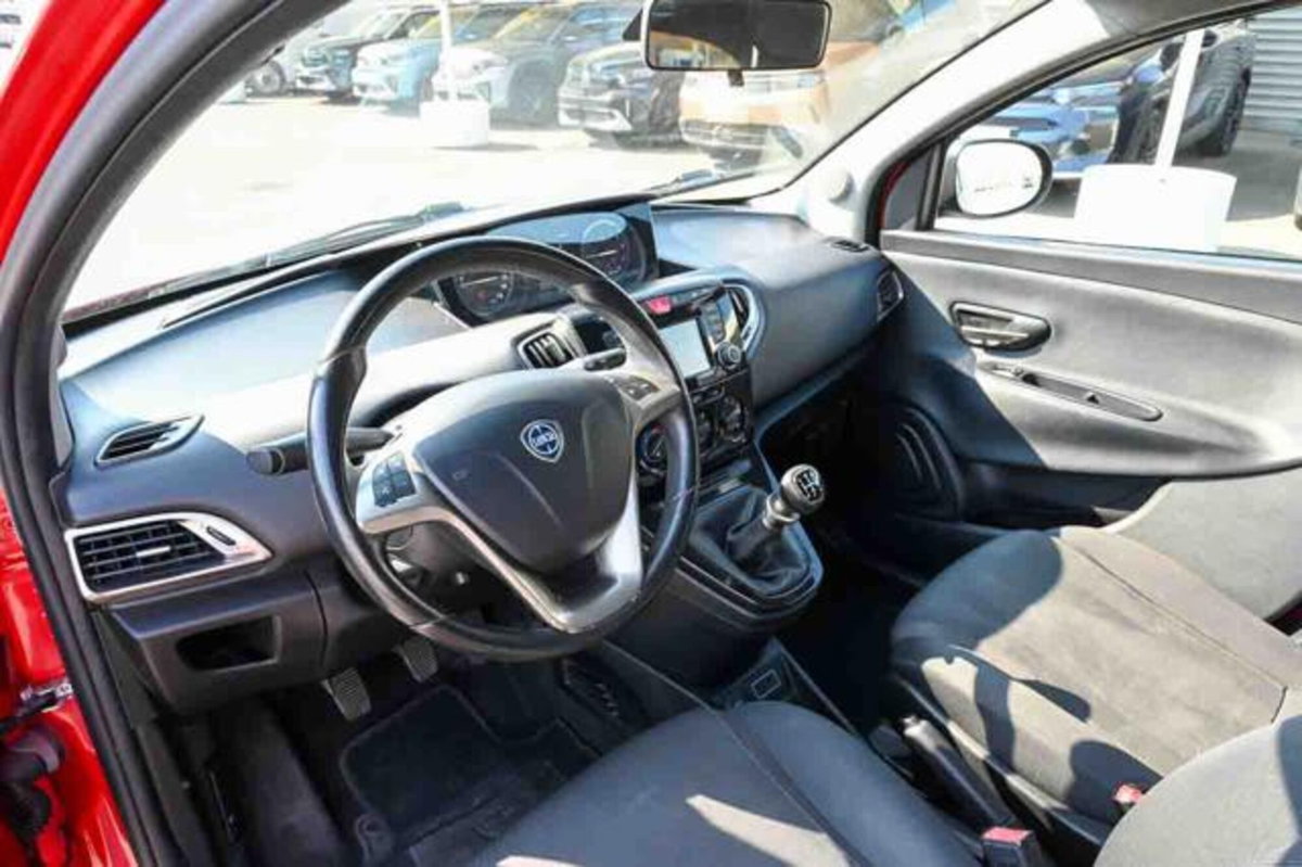 Lancia Ypsilon 1.2 69 CV 5 porte Gold (8)