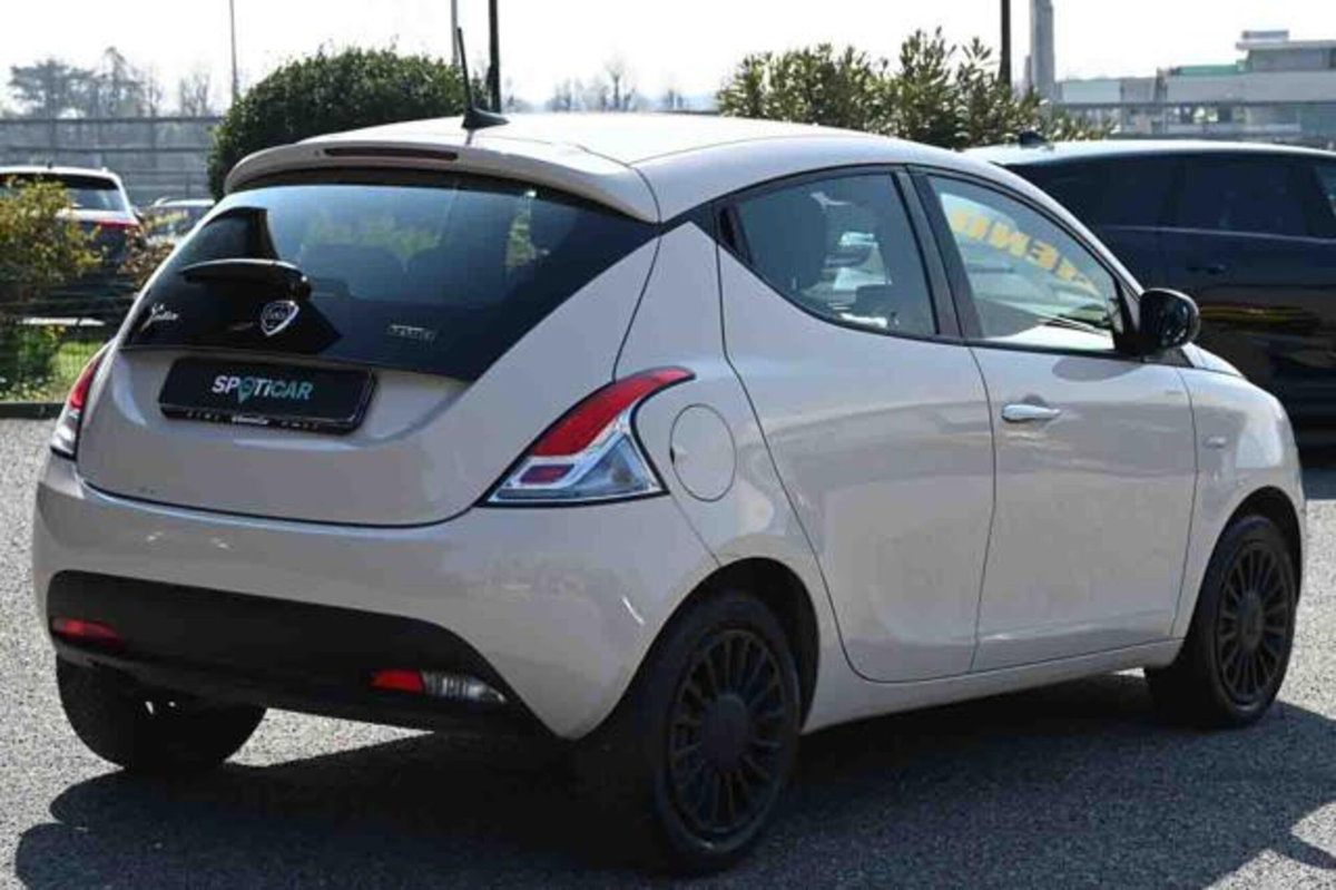 Lancia Ypsilon 1.0 FireFly 5 porte S&S Hybrid Ecochic Gold (3)