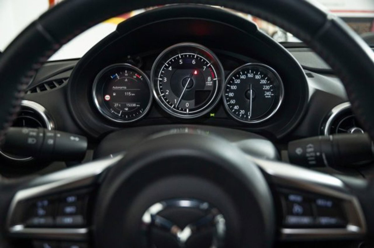 Mazda MX-5 1.5 Kazari 132cv (8)