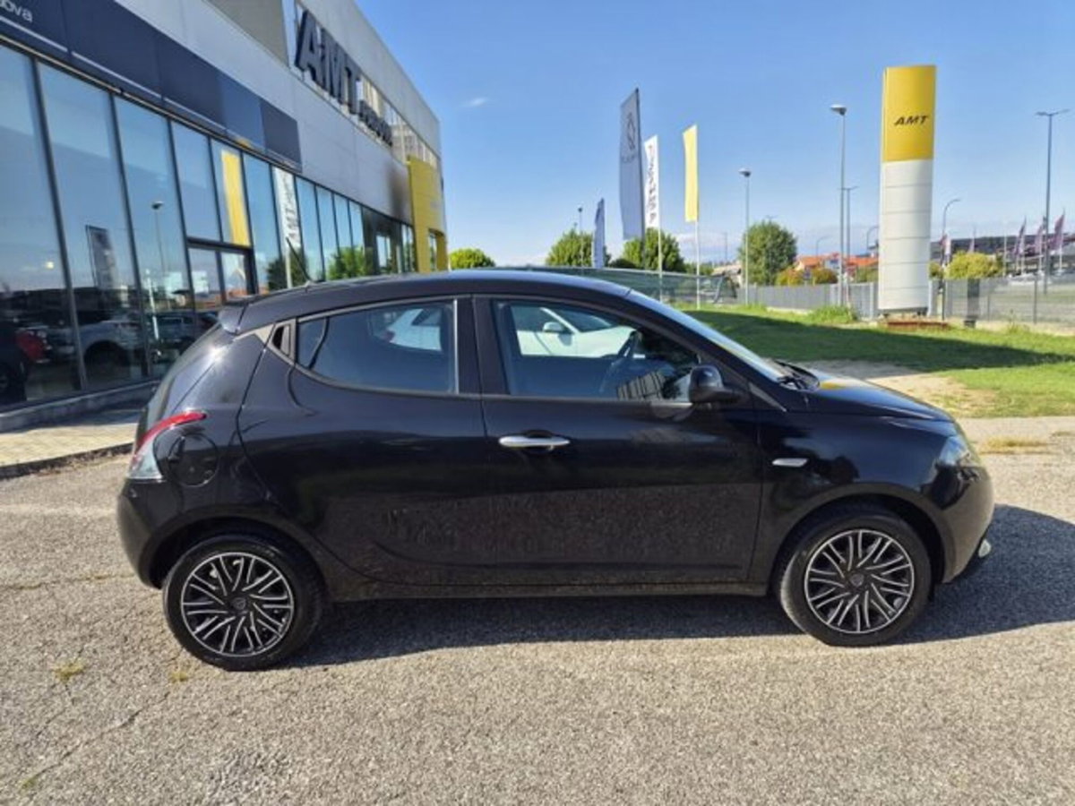 Lancia Ypsilon 1.0 FireFly 5 porte S&S Hybrid Gold Plus (2)