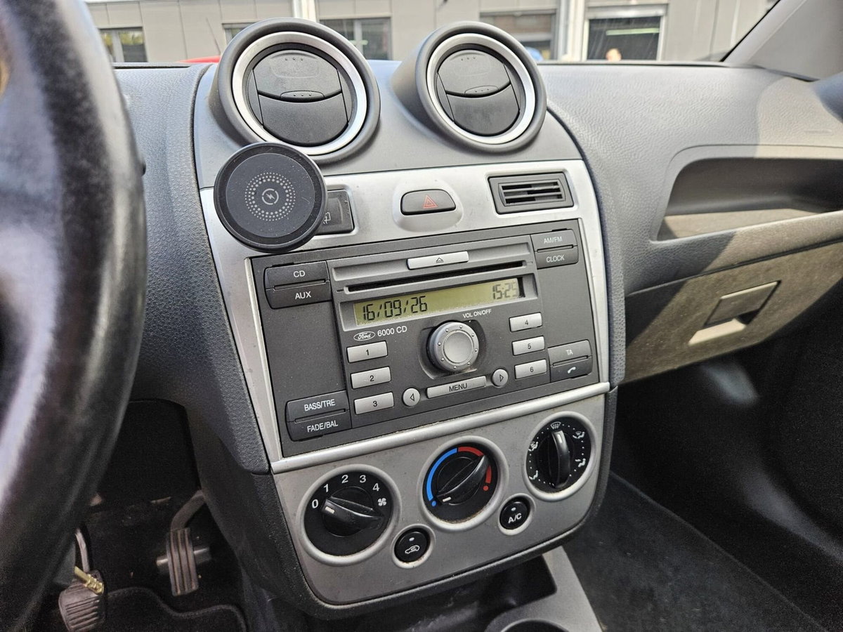 Ford Fiesta 1.2 16V 3p. Ghia (11)