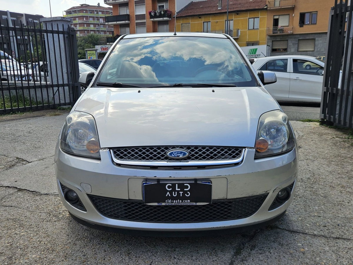 Ford Fiesta 1.2 16V 3p. Ghia (2)