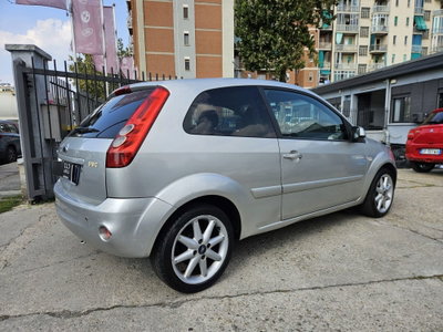 Ford Fiesta 1.2 16V 3p. Ghia (4)