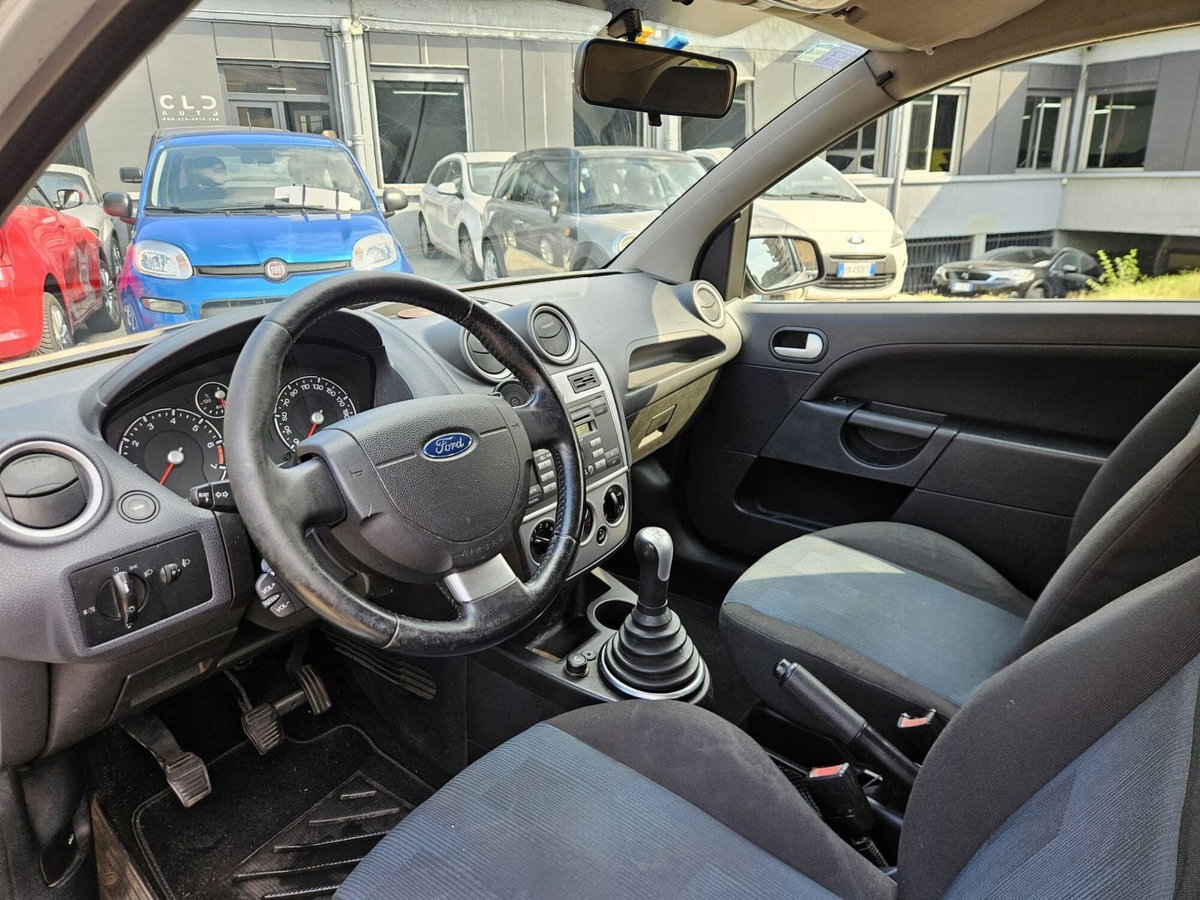 Ford Fiesta 1.2 16V 3p. Ghia (6)