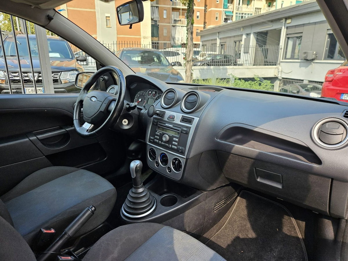Ford Fiesta 1.2 16V 3p. Ghia (8)