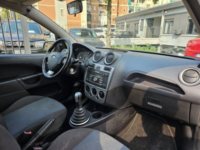 Ford Fiesta 1.2 16V 3p. Ghia (8)