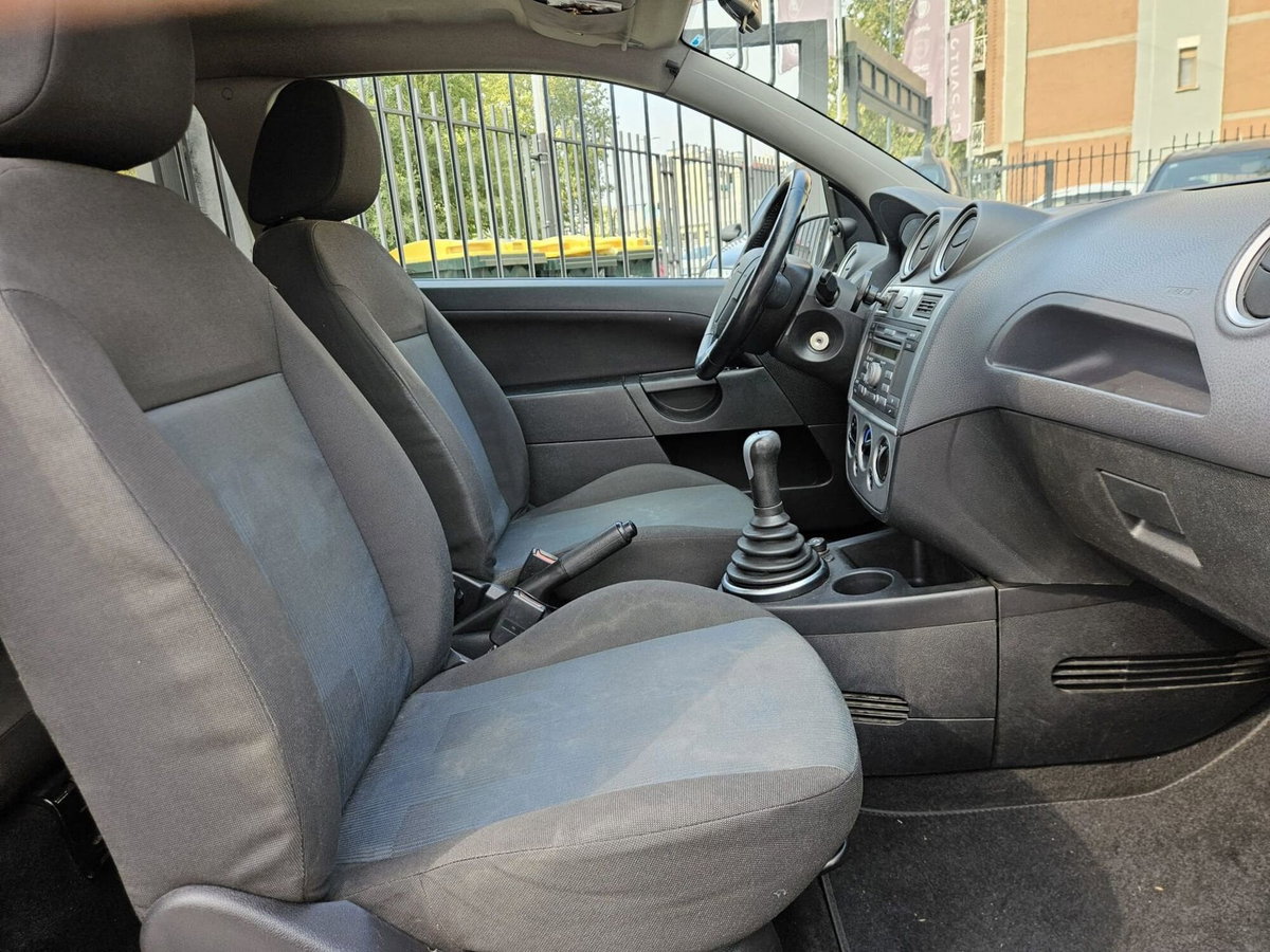 Ford Fiesta 1.2 16V 3p. Ghia (9)